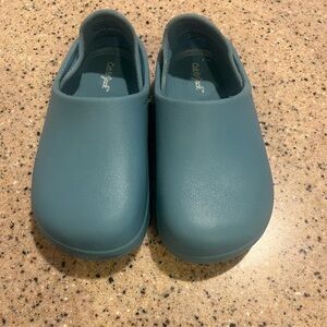 Cat & Jack Size 8 (toddler) Blue slip on clogs